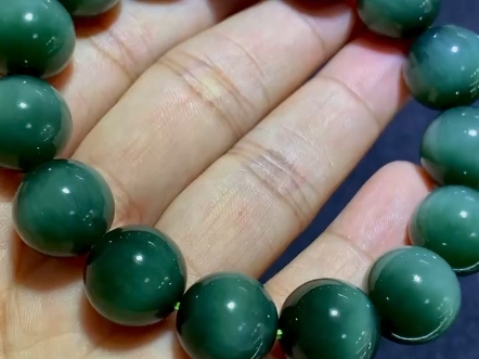 收藏款和田玉碧玉黑猫眼手串,俄料老料,冰底,水头好,猫眼效果明显