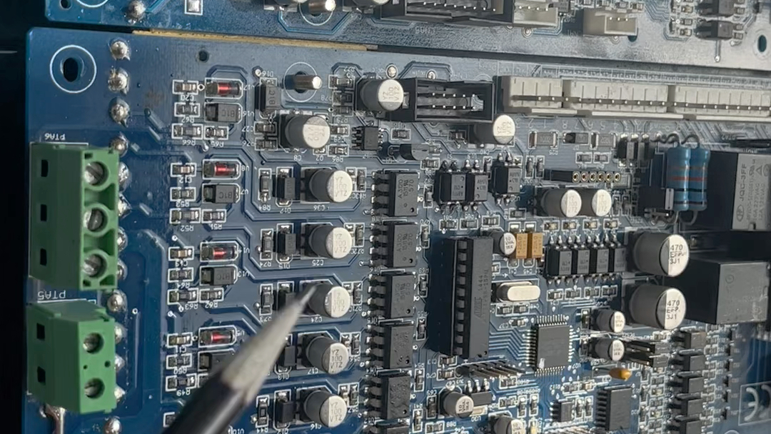 电梯控制板维修揭秘,同样的现象,不同的原因.