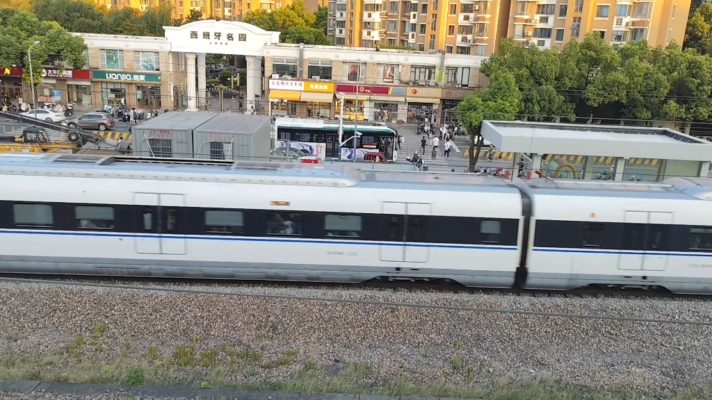 金山铁路crh6a型动车组s1029次列车