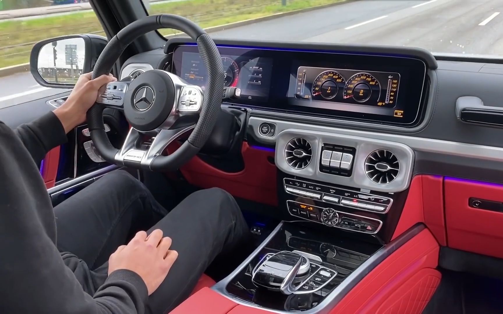 大红内饰奔驰g63amg第一视角公路驾驶