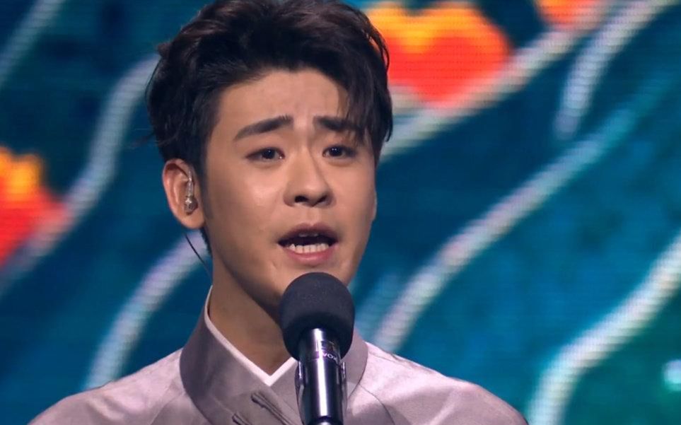 他凭什么三登欢乐喜剧人的舞台因为他是相声演员张云雷