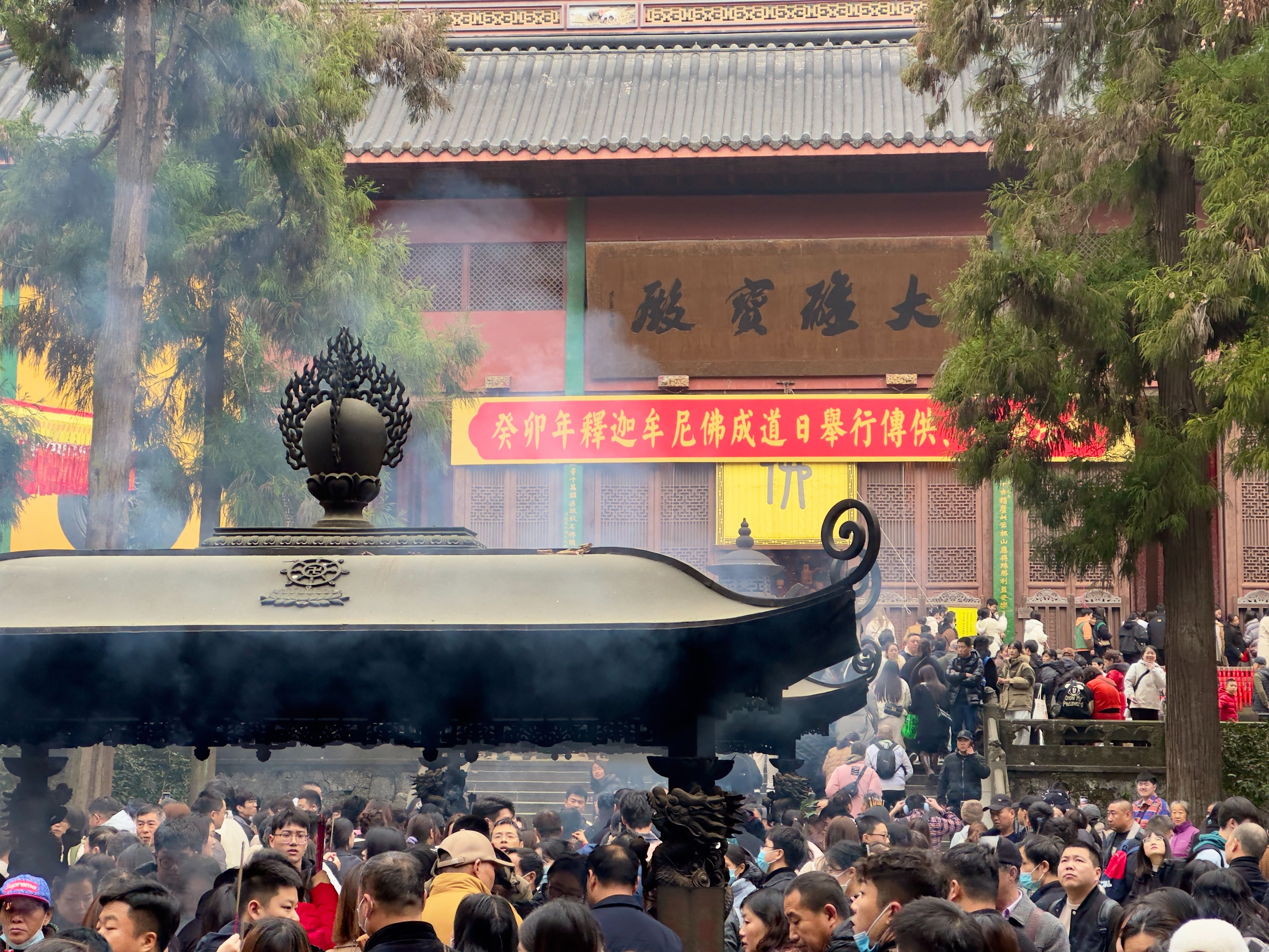 [图]青烟缭绕人山人海丨腊八祈福法会