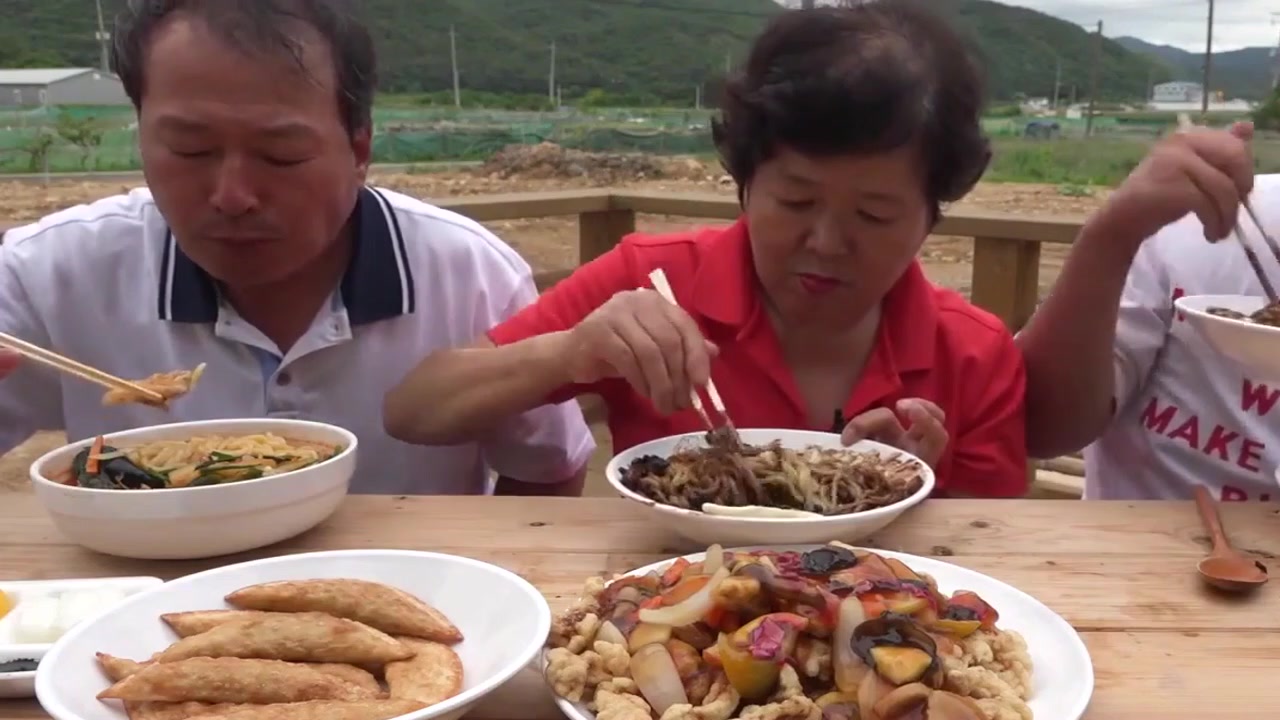 吃播:韩国大胃王一家吃一桌子韩国美食,一家人大口大口的吃哔哩哔哩bilibili