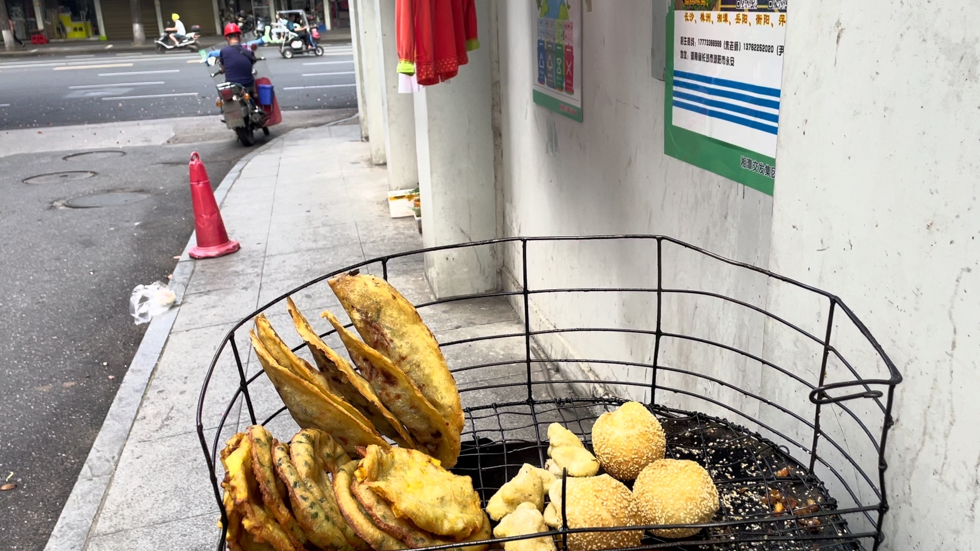 湘潭市雨湖区美食红榜第154弹——妞妞小吃.粉真的可以算我心中前几名了,葱油饼也是中上的水平,强推强推~~哔哩哔哩bilibili