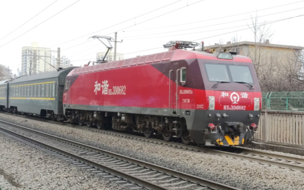 板桥铁路4khxd3d0682拉25t天水站出站