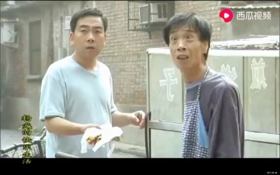 [图]【杨光的快乐生活】杨光买煎饼果子碰上通缉犯，为了拖延时间报警，巧妙周旋