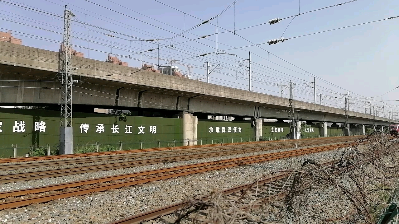 南局南段的hxd1d0215牵引t155次列车通过游湖机位