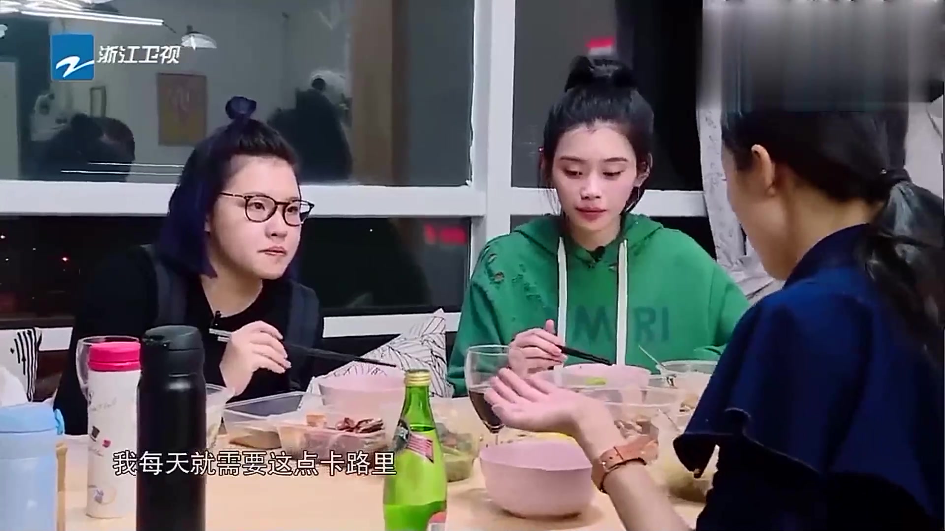 韩雪有多优秀与张含韵联手配音女巫茶话会现场掌声不断