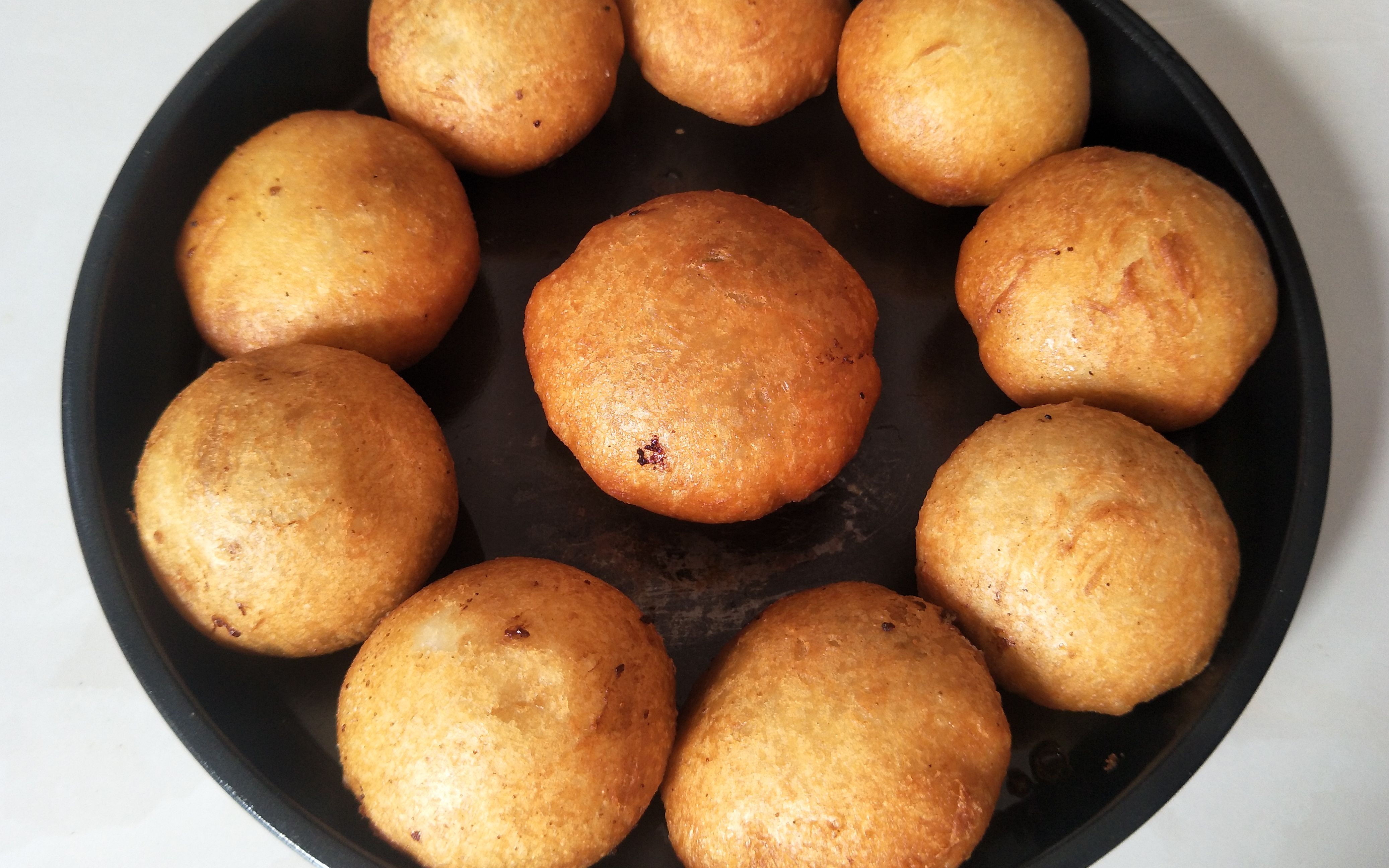 面点师揭秘炸糖糕最好吃做法,香甜酥软,个个空心,绝对秘方