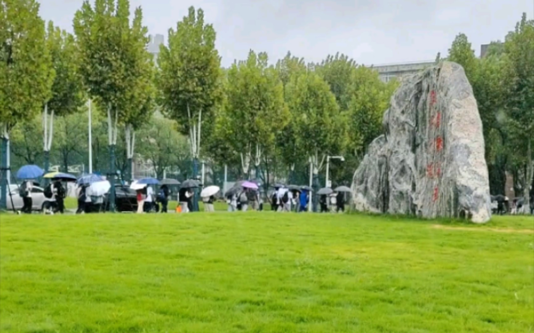 [图]纯音乐欣赏—一起乘雨回寝—华科校园秋雨剪影