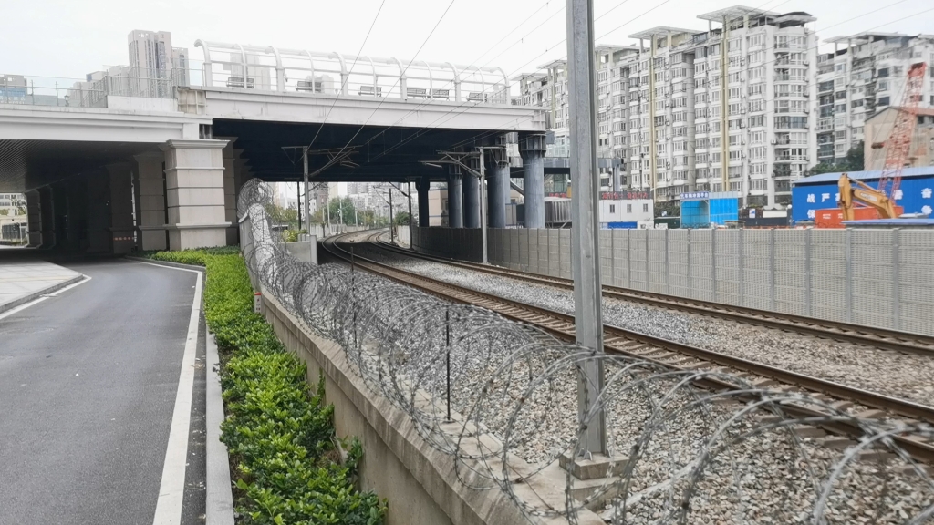 z285次列车与z236次列车会车