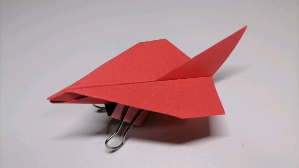 一架滑翔纸飞机,折法简单,飞得很远