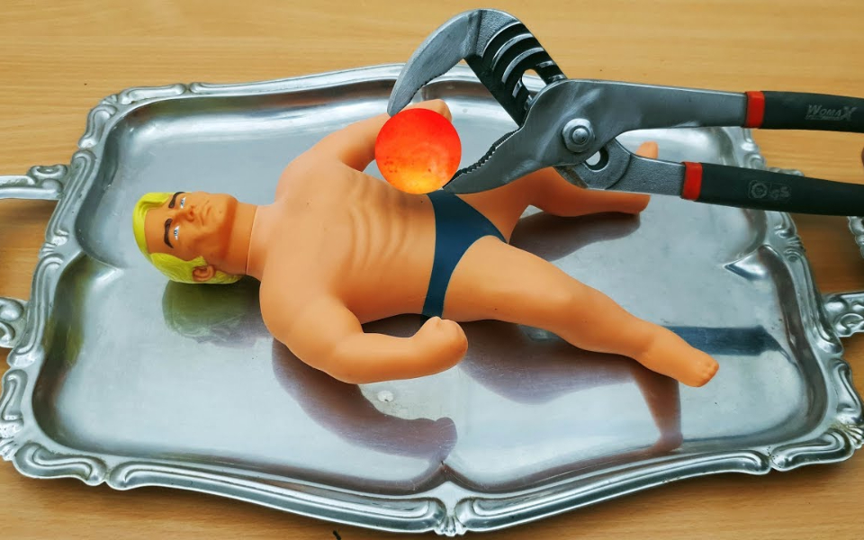 把1000度的金属球放在软趴趴玩具猛男上 高能刺鸡!@油兔不二字幕组