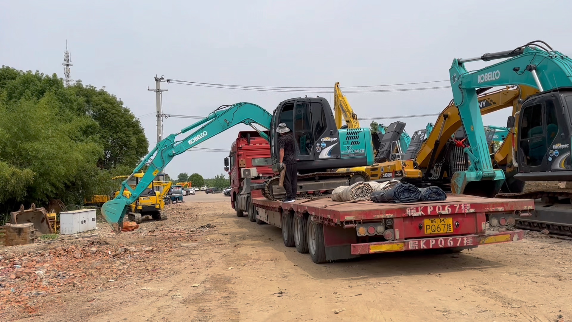 神钢75挖掘机高难度上板车,你们觉得司机的驾驶技术怎么样?