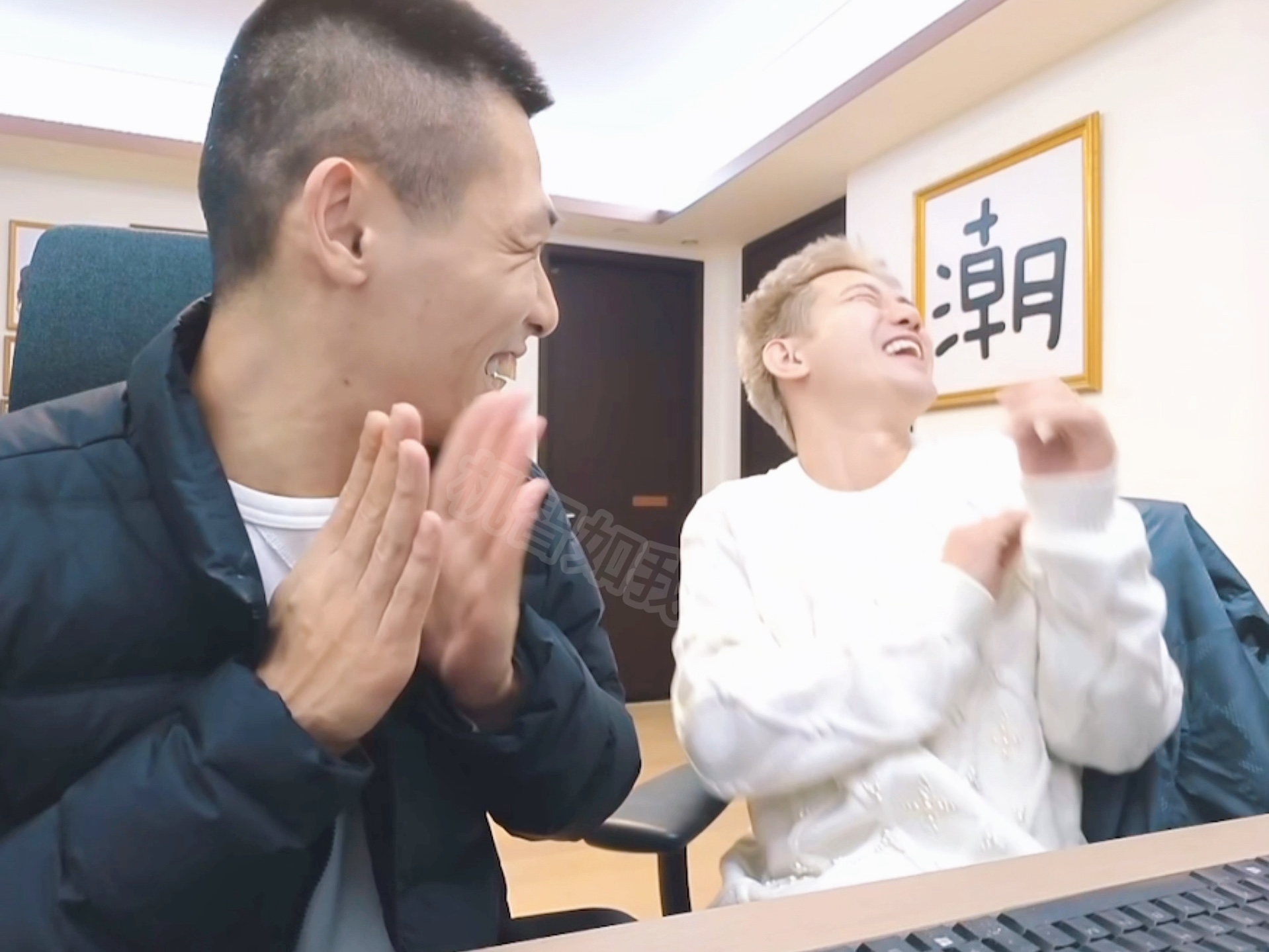 旭旭宝宝和阿哲合体直播,两个大男孩都发自内心的开心,节目效果满满