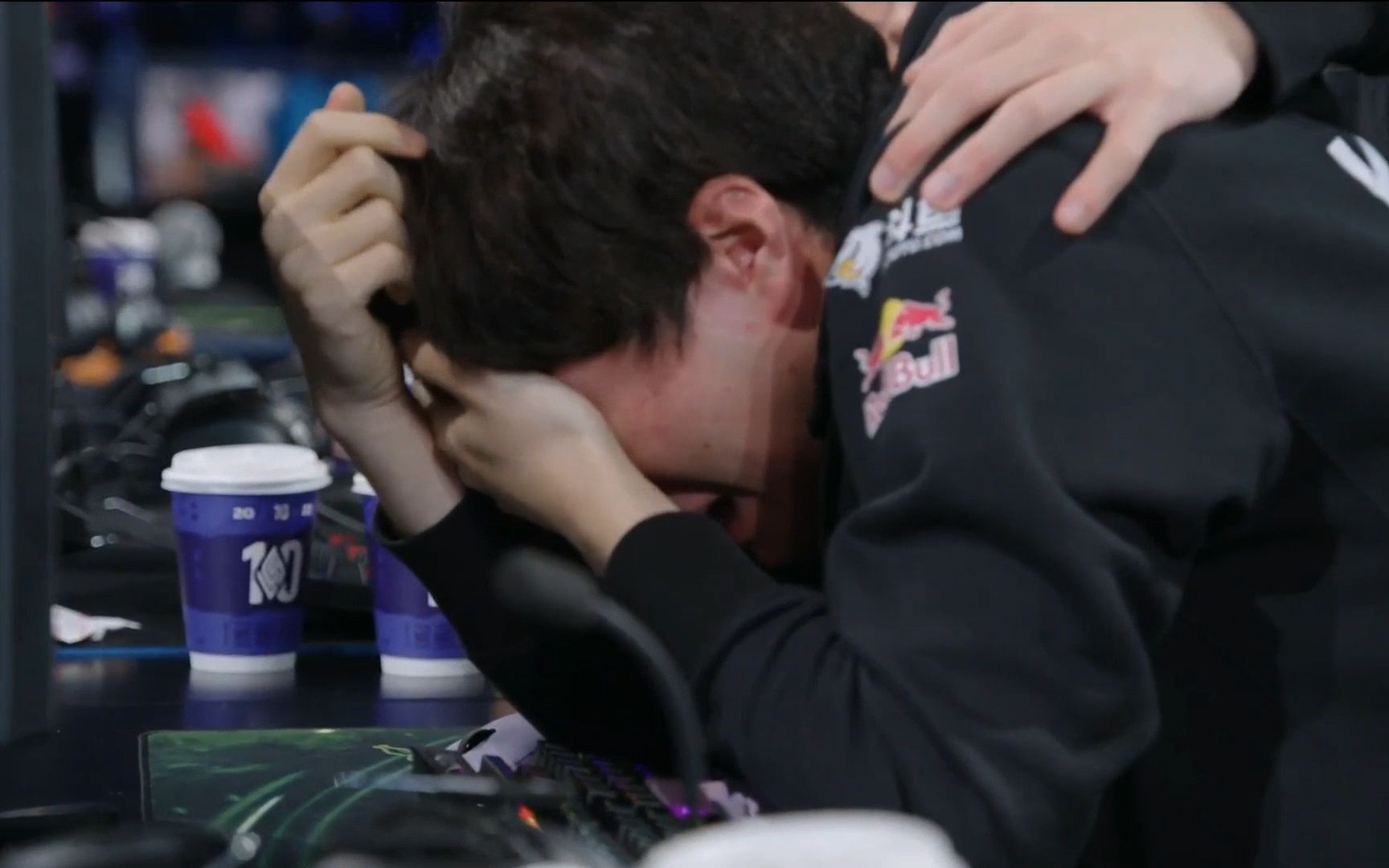 drx夺冠后,keria懊恼不已,哭到发抖.