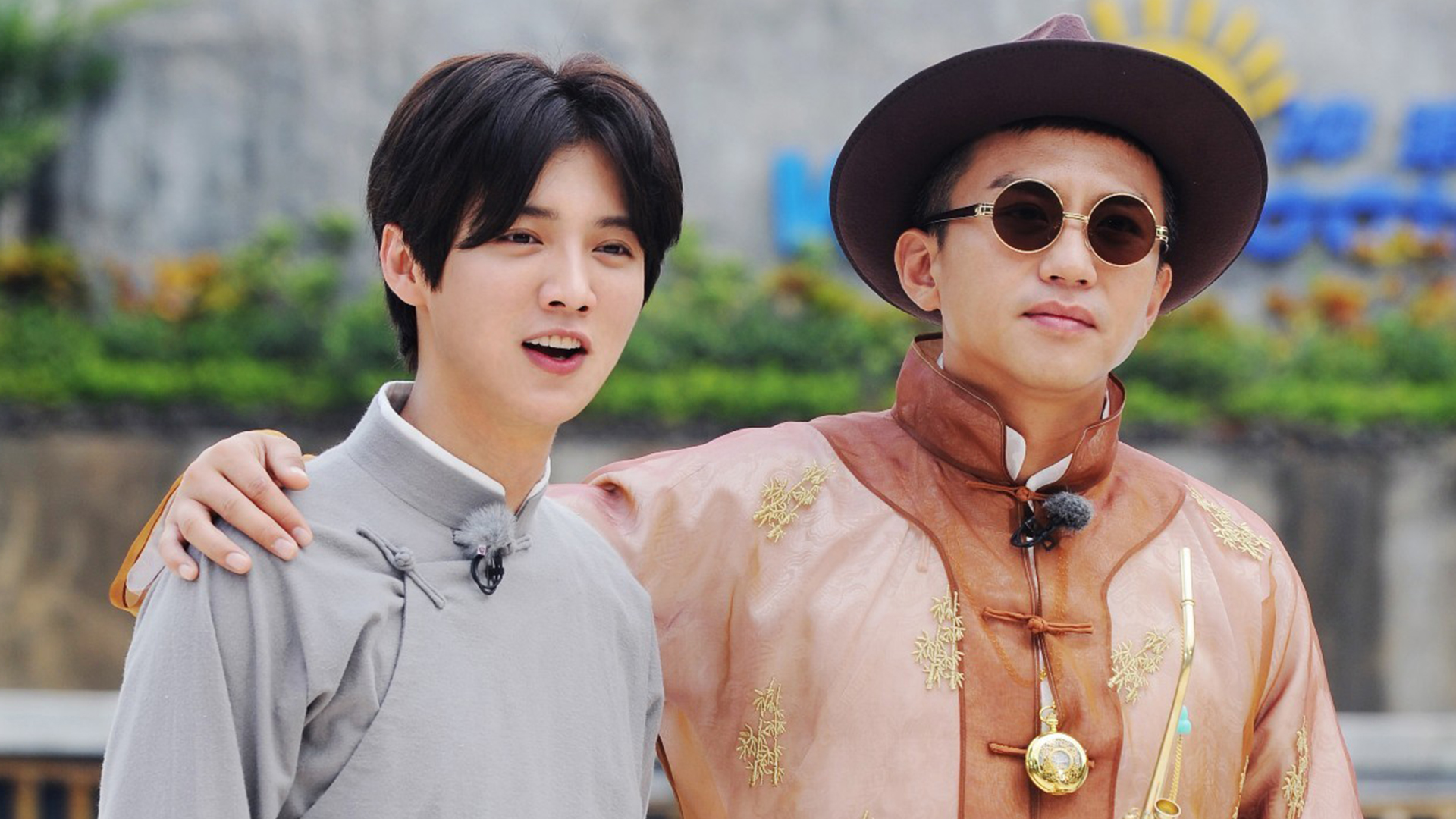 相爱相杀!粉丝举邓超表情包应援鹿晗被吐槽:超哥照片巨丑!