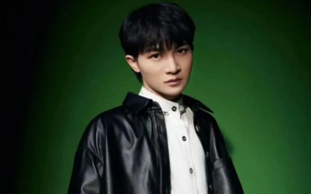 周深颜值爆表:迷人风采全方位欣赏!