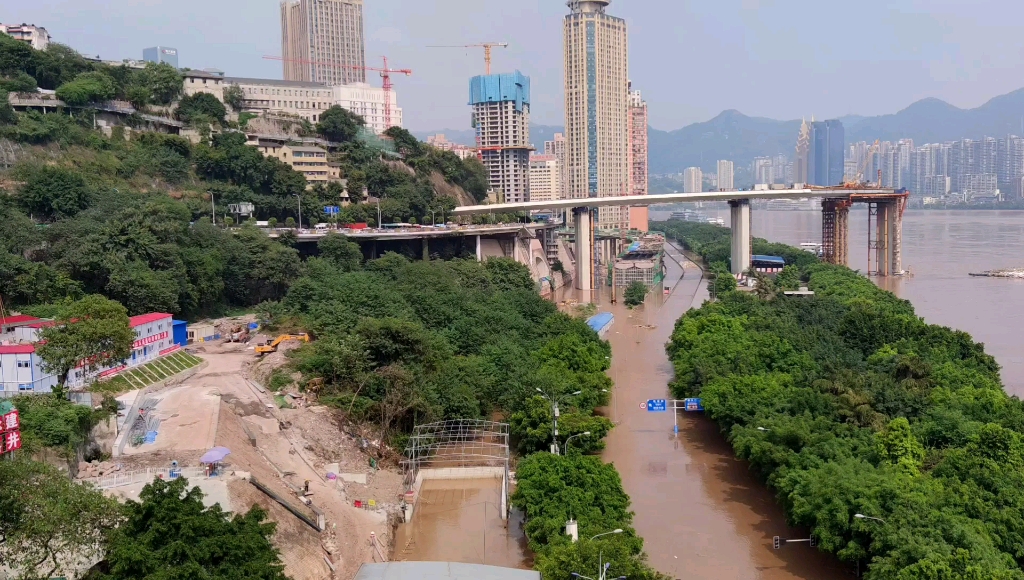 [图]2020年8月20日-21日重庆长江大桥边洪水