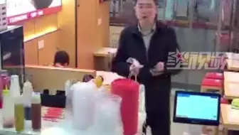 男子吃饭一眼认出老板是初中同学，默默结完账再喊人相认