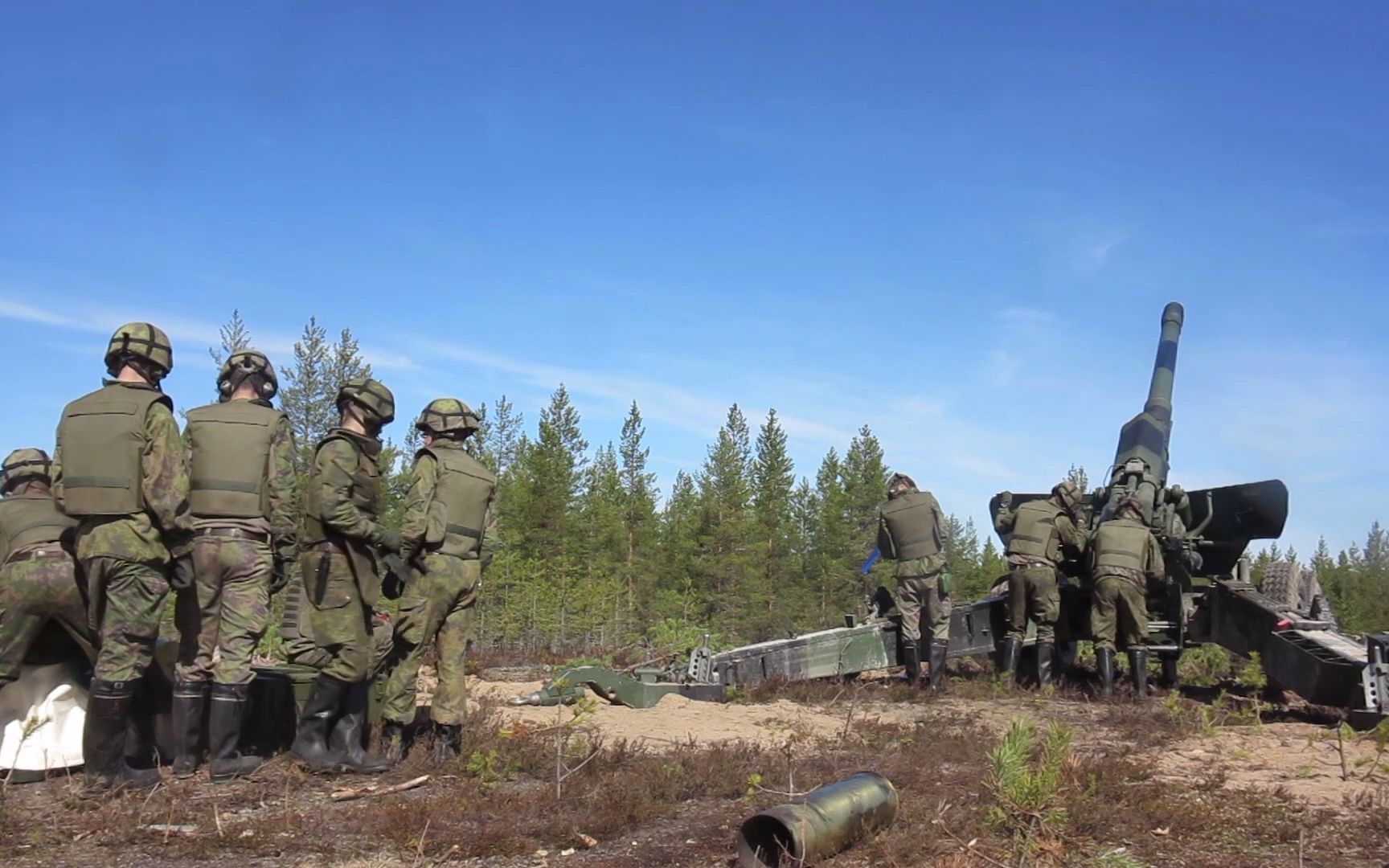 芬兰罗瓦涅米近郊的芬兰炮兵使用前苏联2a36式风信子b加农炮