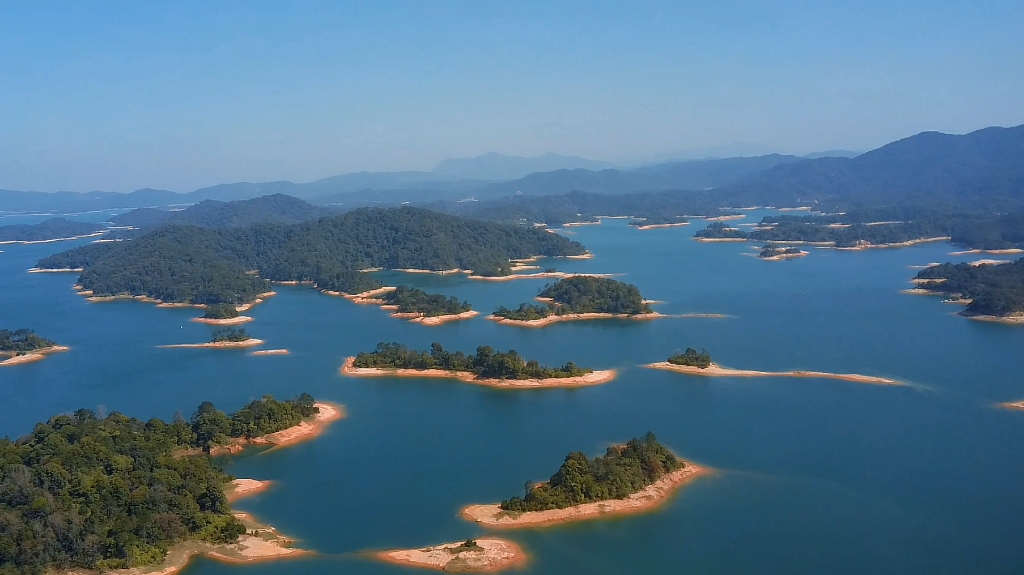 河源万绿湖航拍,天气好,湖水绿的饱和度太高了