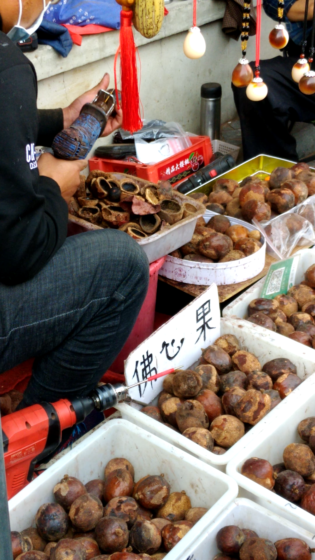 在潘家园地摊,近距离看佛心果的打磨过程