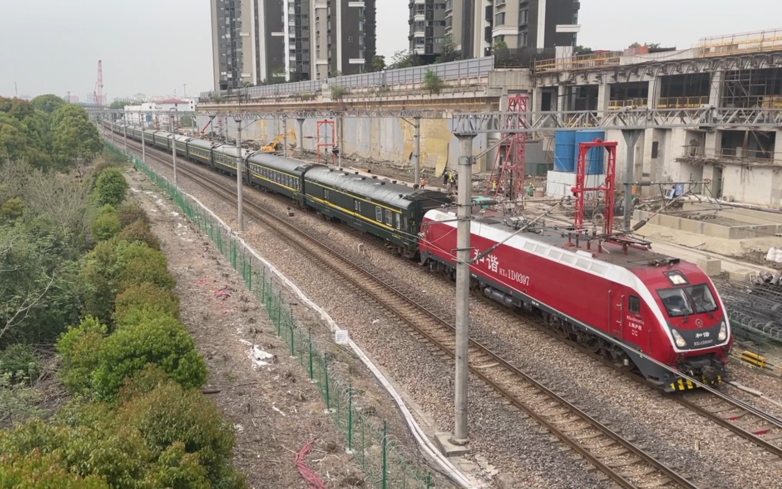 上局沪段hxd1d0397牵引上海南-昆明的t381次特快列车会车crh6a0420