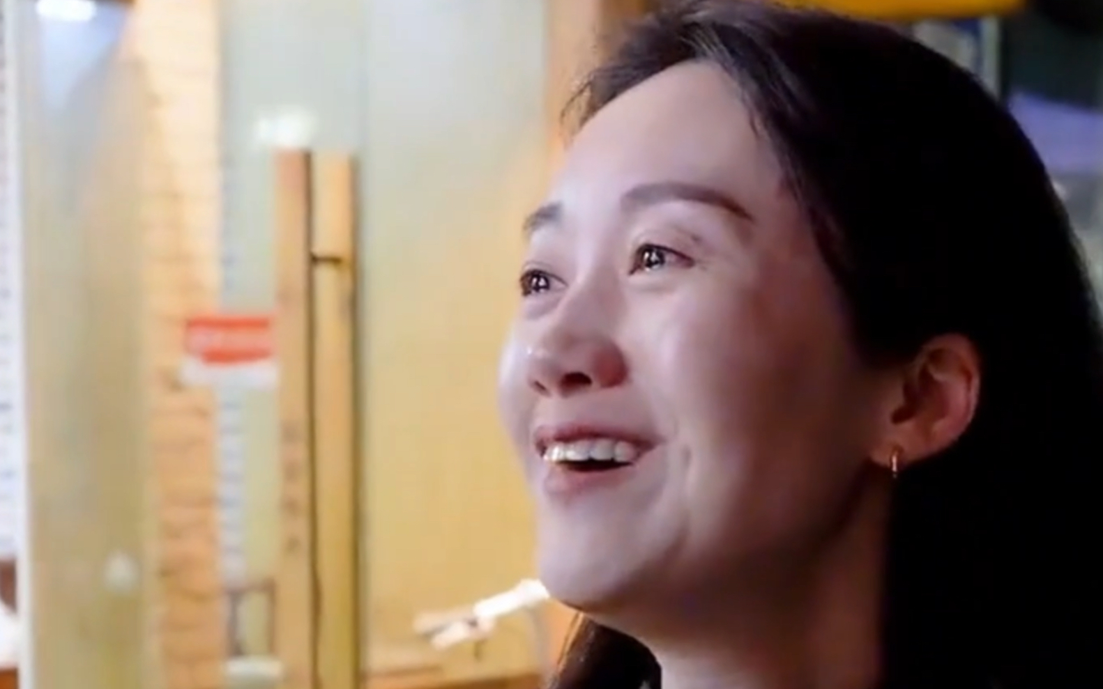老人进餐厅吃饭只舍得点一份白米饭,隔壁的妈妈行为今人泪目-黑土百科