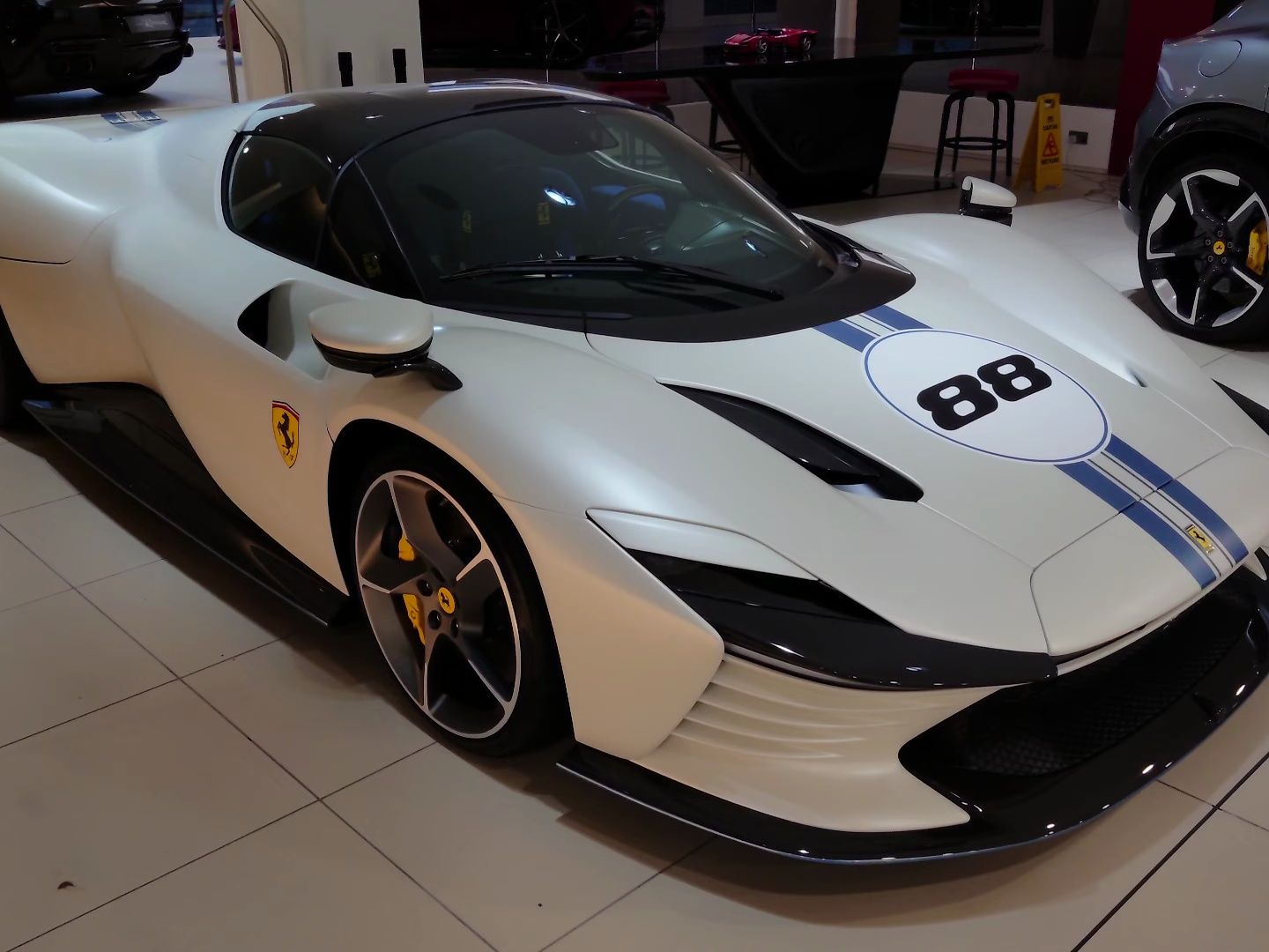 法拉利(ferrari) sp3 daytona - 珍珠白,限量599台,起售价200万欧元