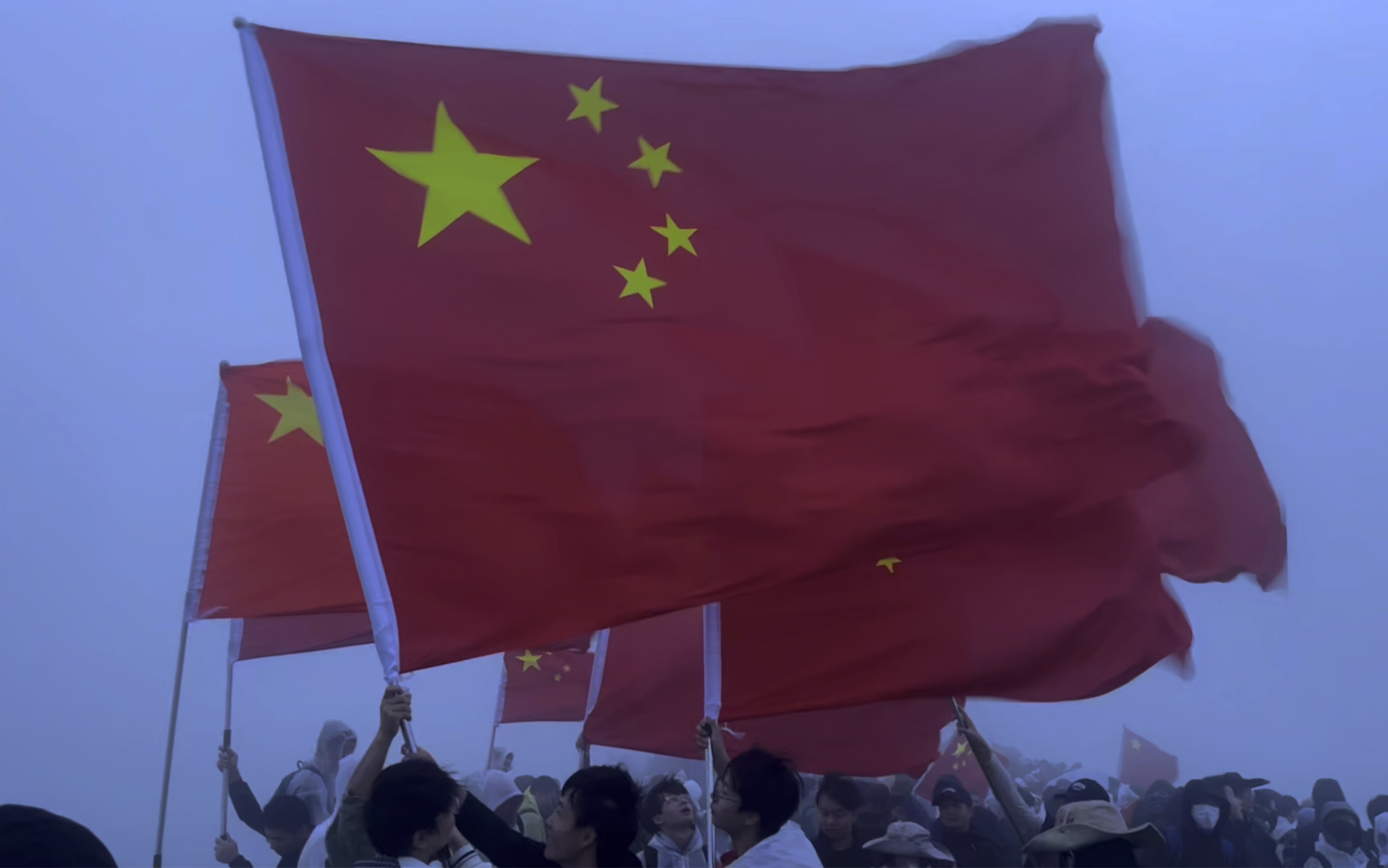 7月1日凌晨,武功山金顶红旗飘扬,是信仰的凝聚