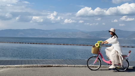在大理洱海边骑自行车,邂逅网红s湾的音乐,晚上浅浅尝试了烤蝉蛹太
