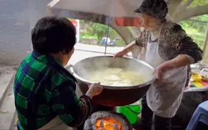 Tải video: 重庆70多岁夫妻山道梯坎上卖豆花饭，8元一碗随便吃，一卖就是40多年