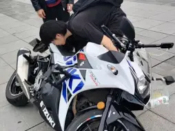 Video herunterladen: 小帅哥挑战铃木gsx250重量