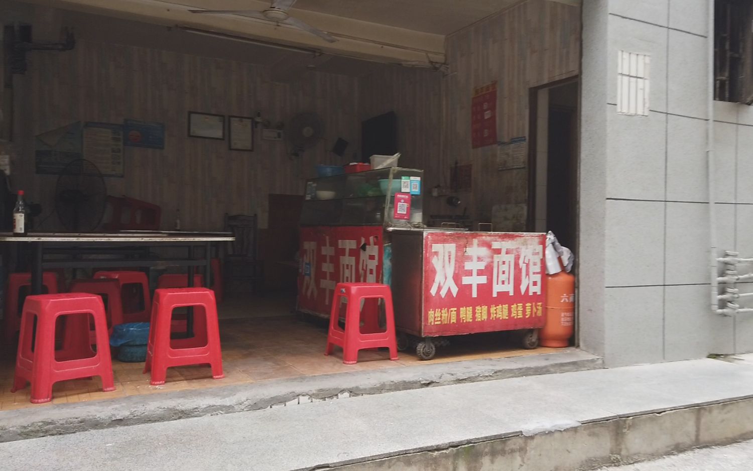 活动作品实拍深圳三和基地双丰面馆生意惨淡饭点时间老板睡着了