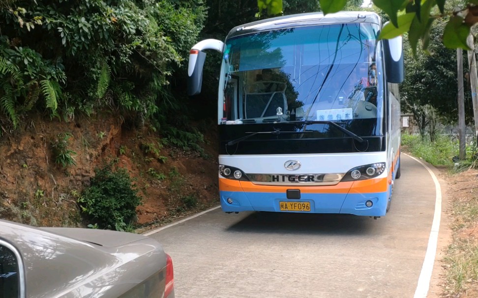 福州八闽旅汽f096号车行驶在南平茫荡山