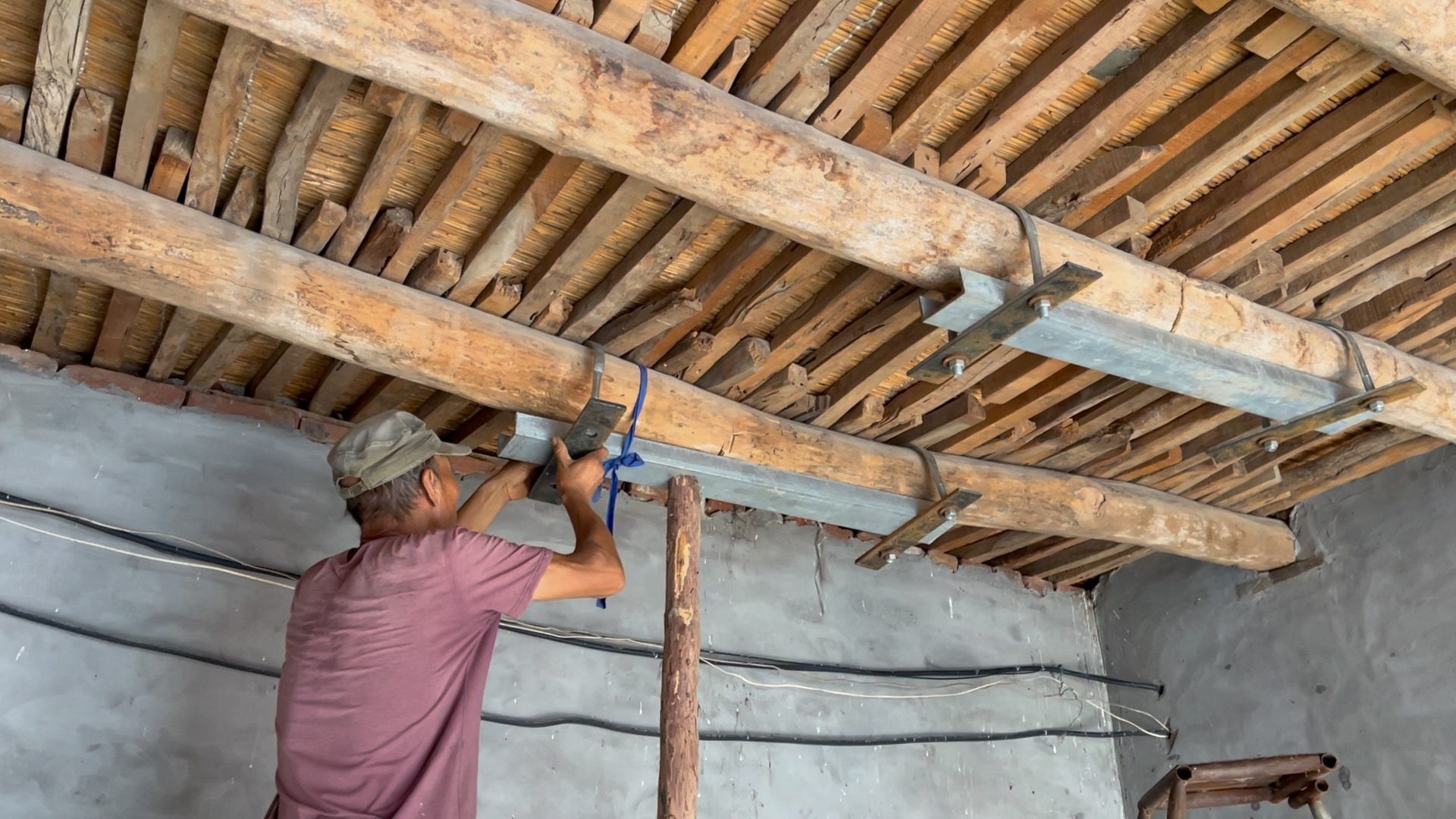 房子的木梁断了,给他绑上就没事了