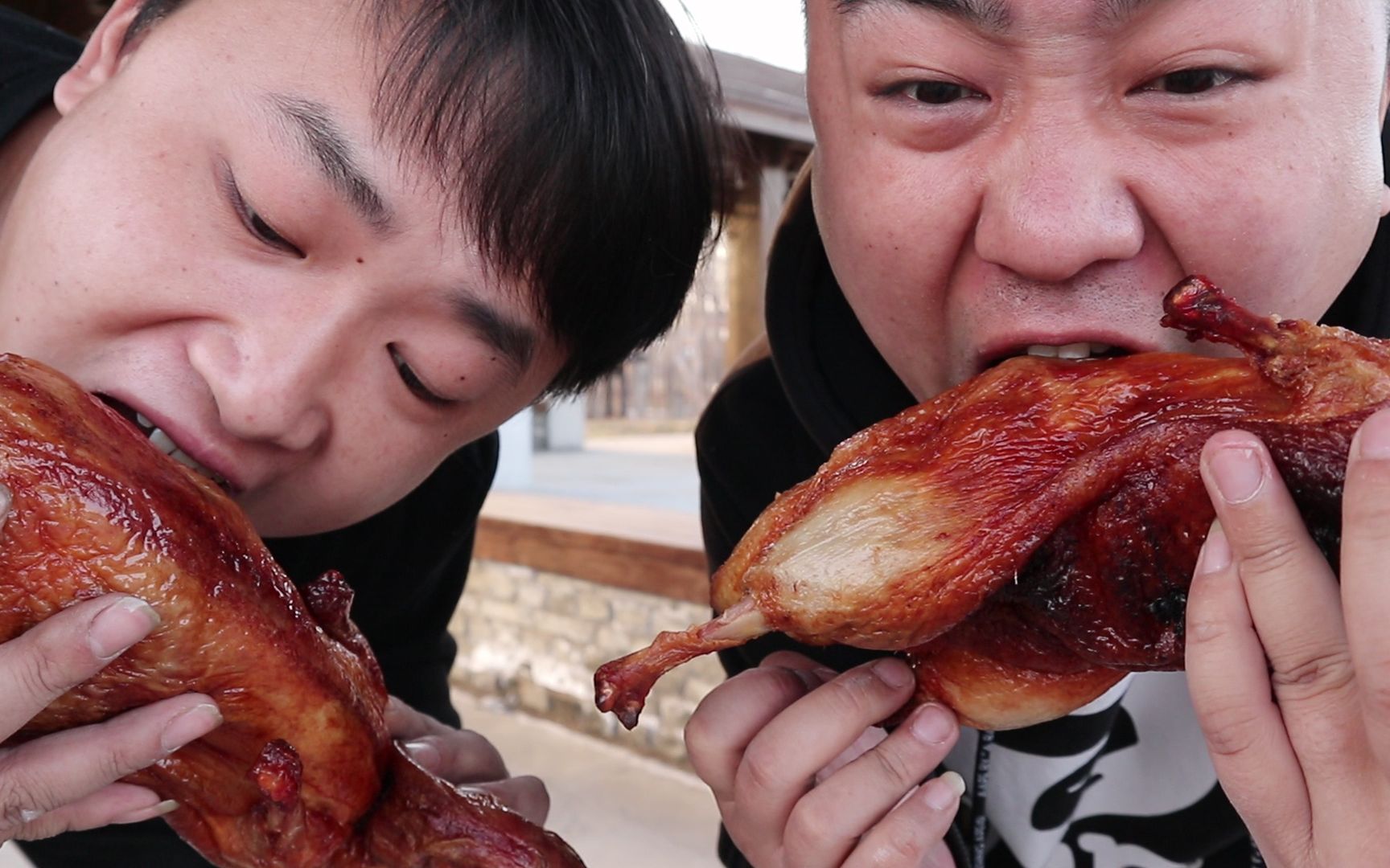 北京烤鸭70块两只肥又大的正宗北京烤鸭兄弟俩人手啃一只场面一度尴尬