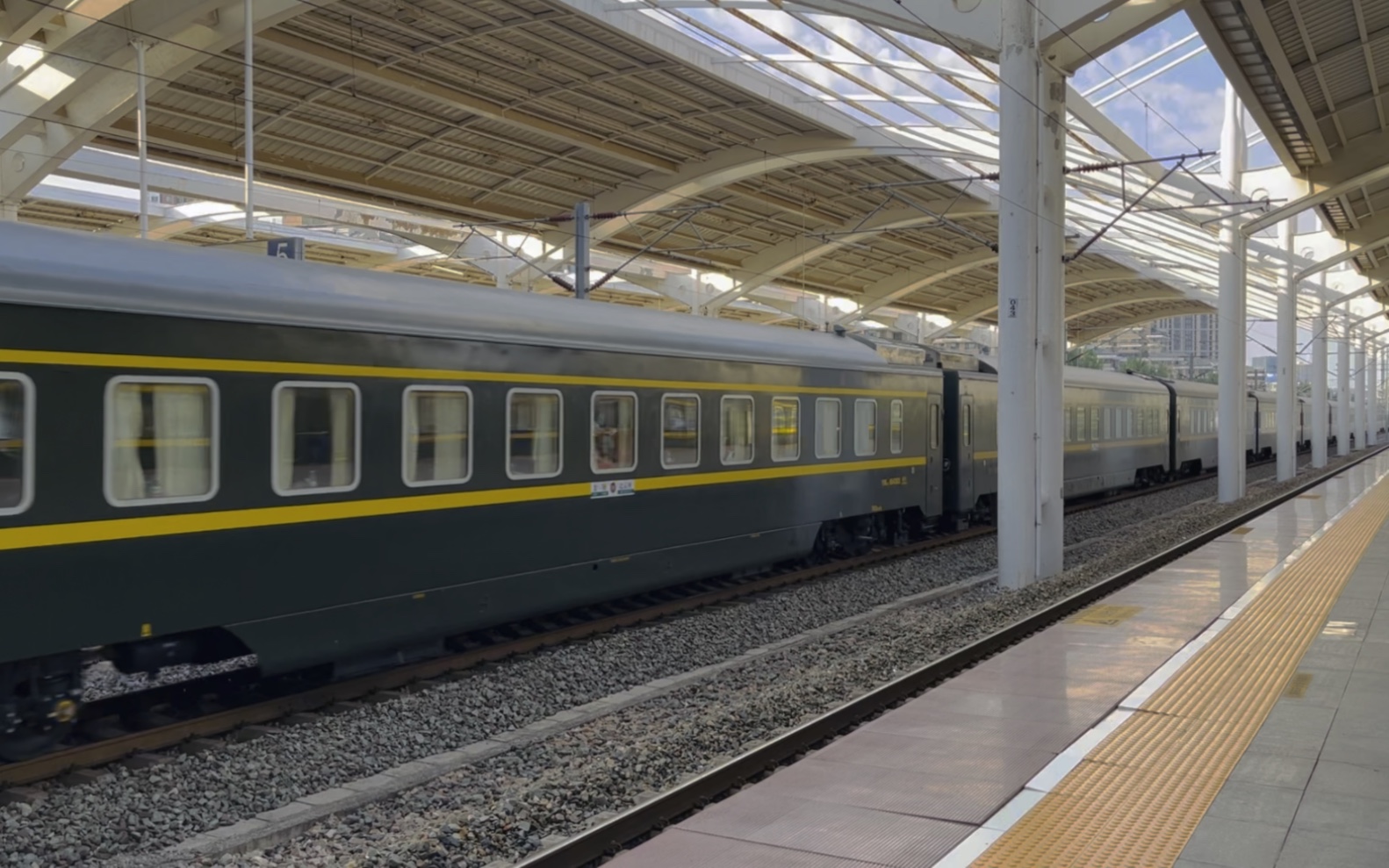 z77次列车通过保定站