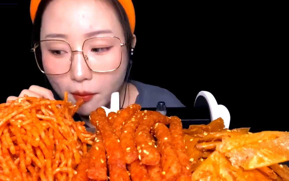 周小玲恐怖辣条事件辣条竟是用尸油做的到底是真是假