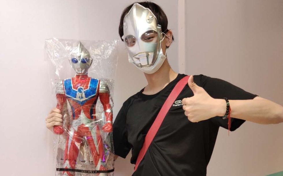 深圳精神小伙在商场戏耍紧身衣男子!被父母知道后居然!
