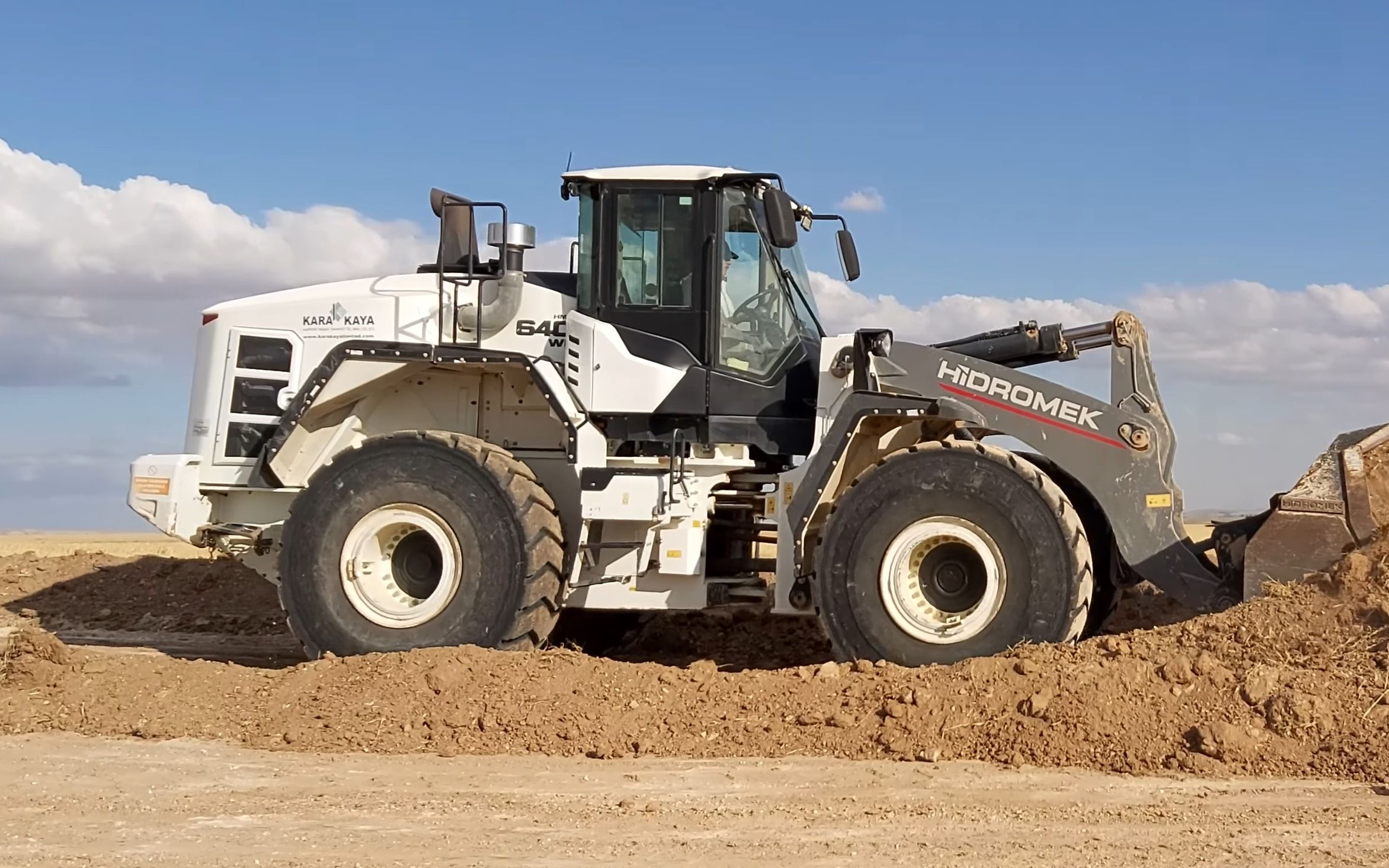 海德堡莱hmk640wl装载机施工作业