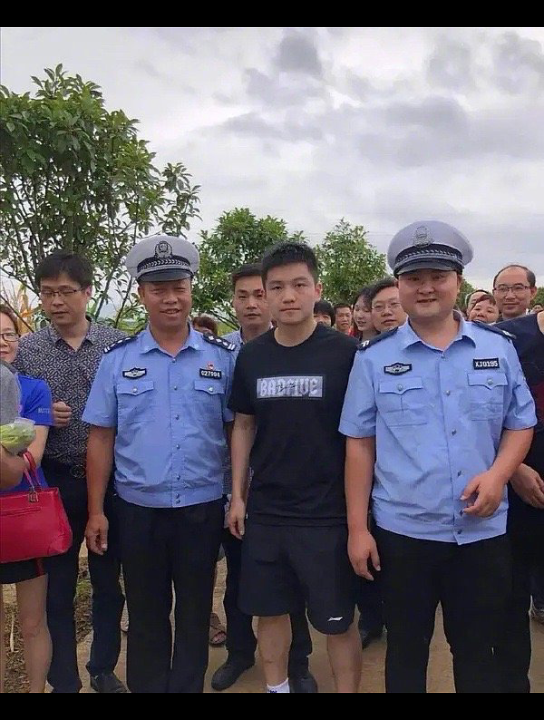 樊振东也加入不要和警察叔叔拍照系列黄渤那张照片真的太逗了