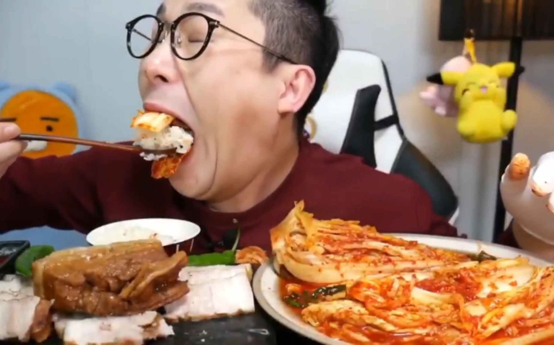眼镜小哥【asmr吃播】卤五花肉包在又酸又辣的辣白菜里!口水不能停