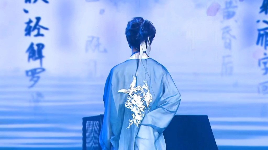 《into1刘宇》这走路姿势太有古范啦!