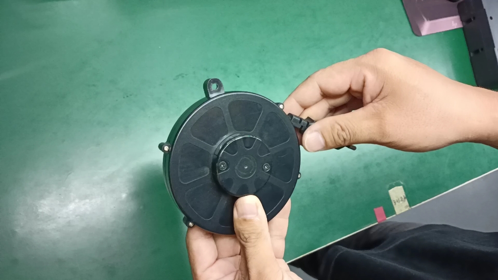 小型自动伸缩收线卷线器