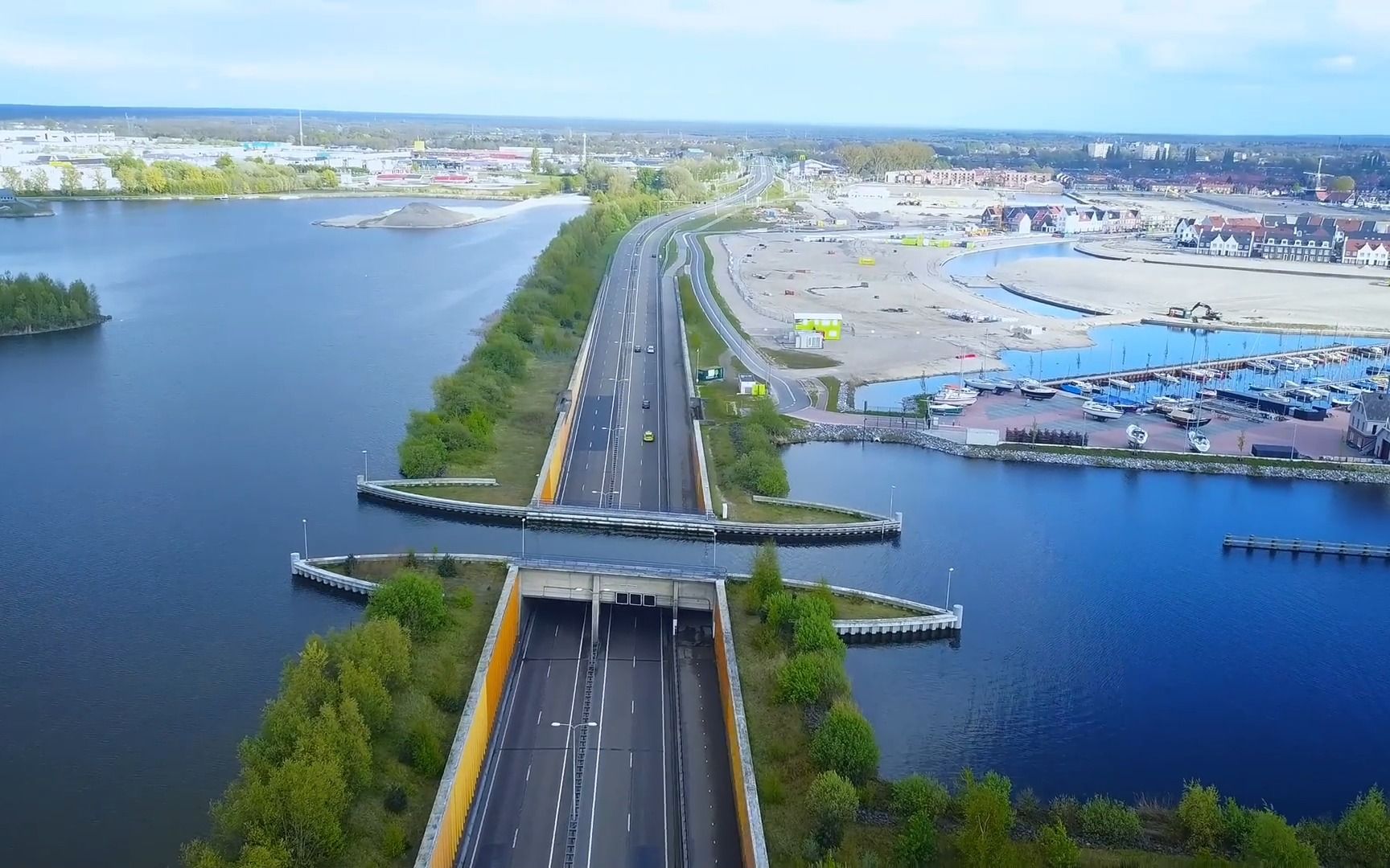 荷兰veluwemeer渡槽:被水拦腰斩断的大桥