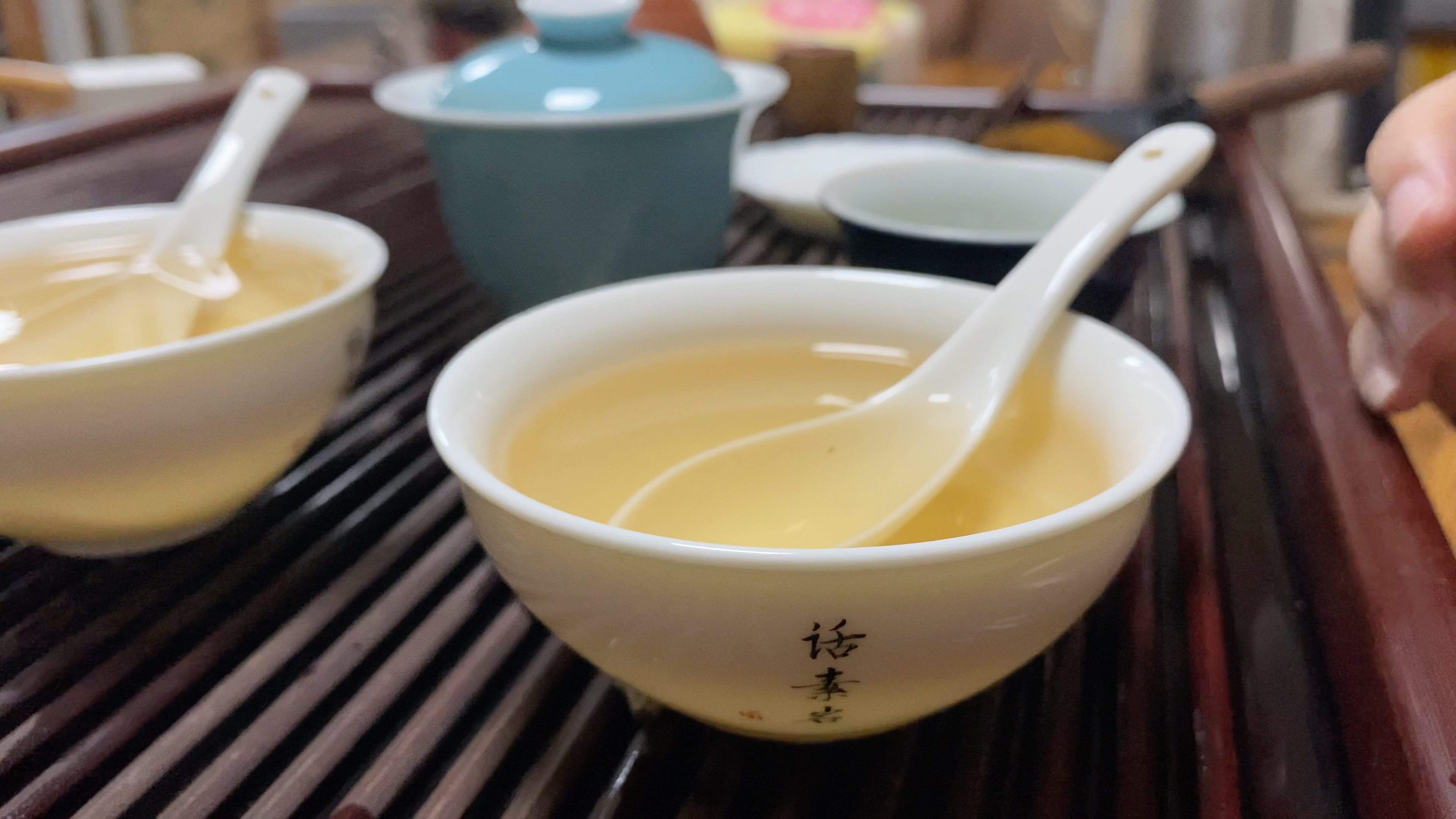 接上个视频开汤2017年花香白牡丹,蜜韵细腻的茶汤