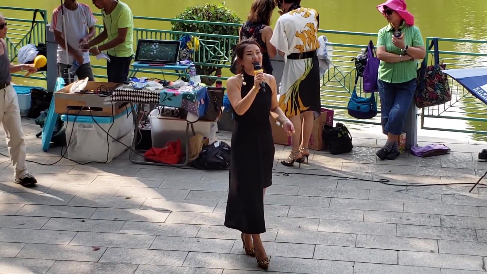 屯门歌手三公主妙妙演唱《为你等待》,围观的人真是超多啊