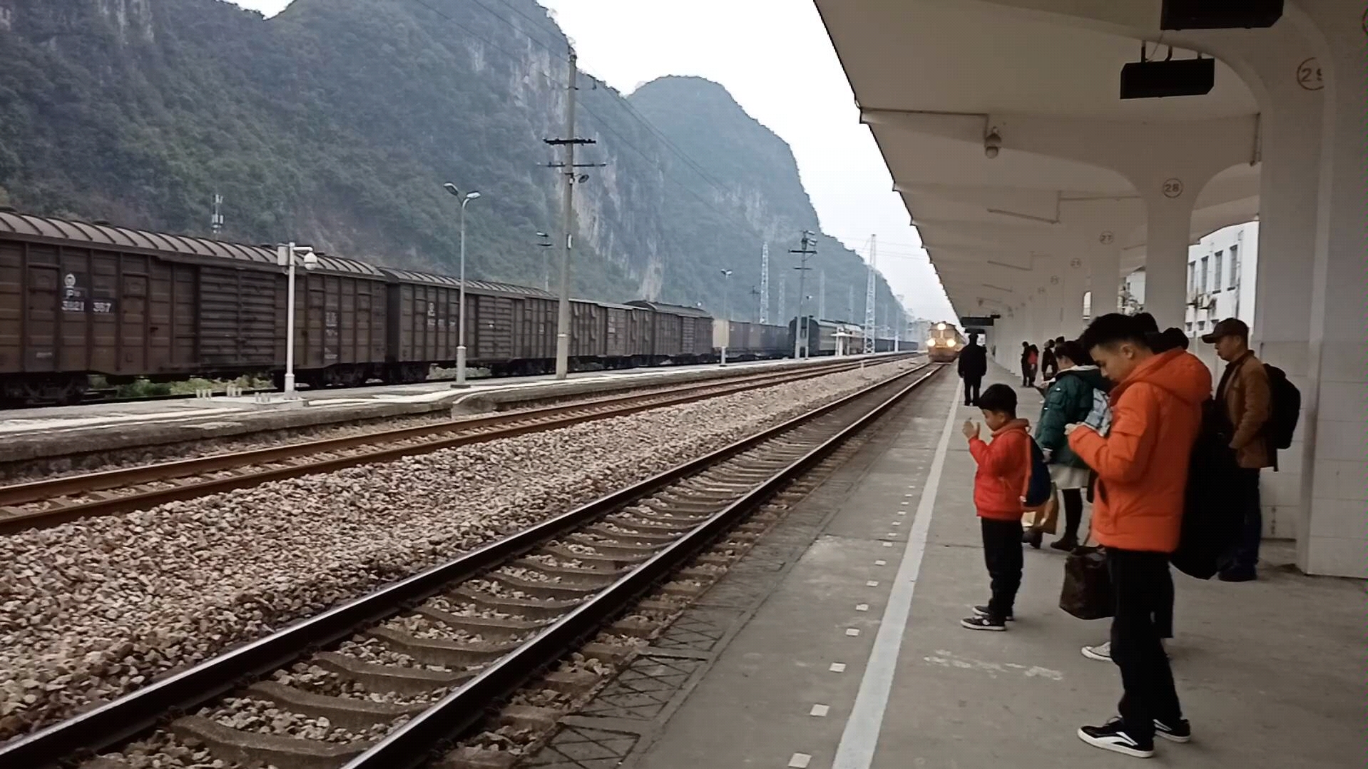 k835(深圳西—重庆西)融水站一道停车